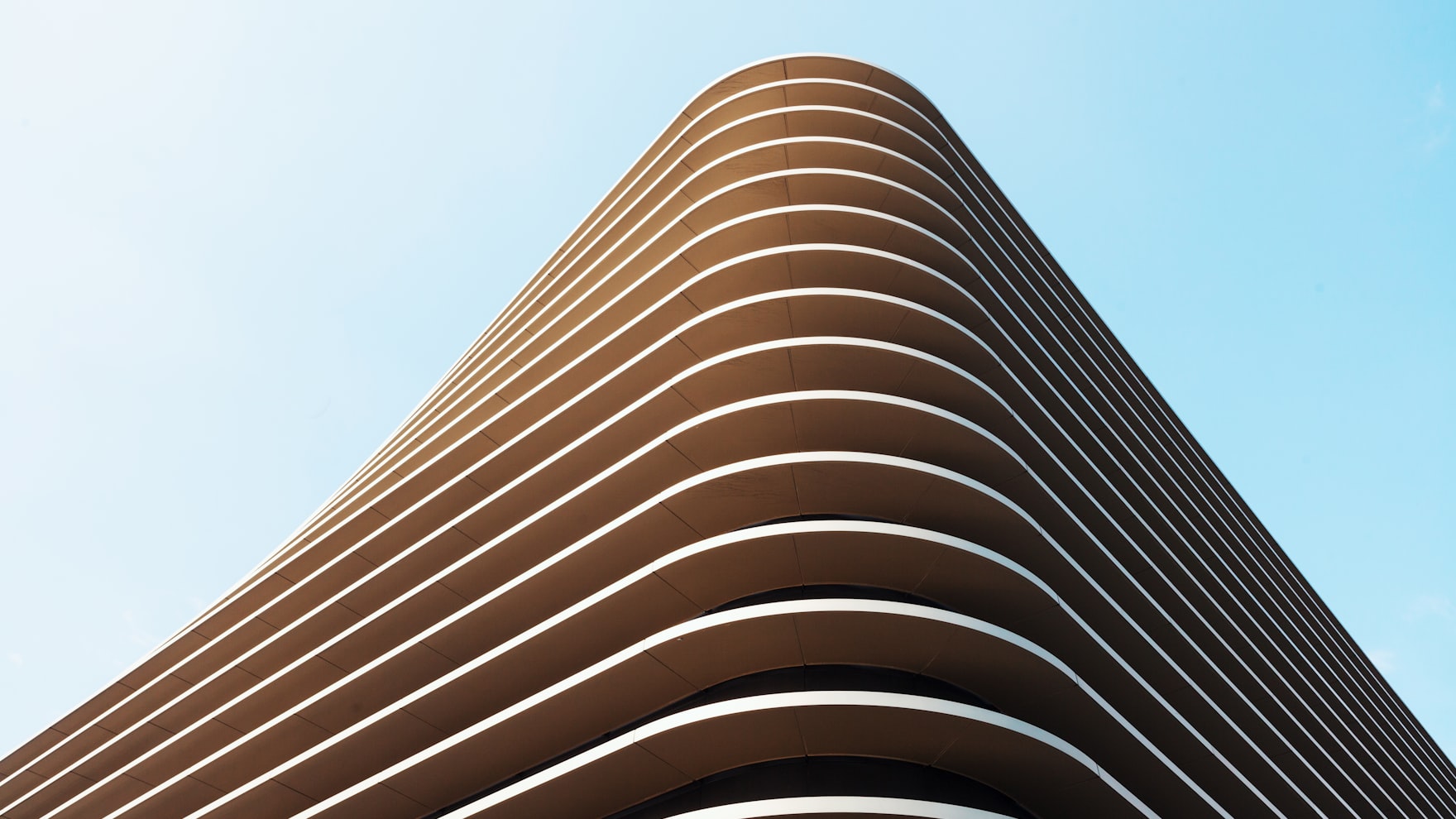 Une structure géométrique nette, régulière, vue en contre-plongée.